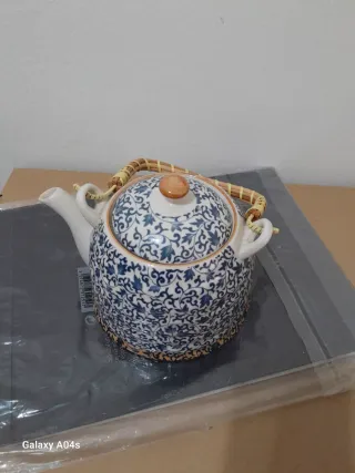 Tetera cerámica azul y blanca con asa bambú