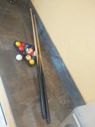 Bolas y taco de billar infantil