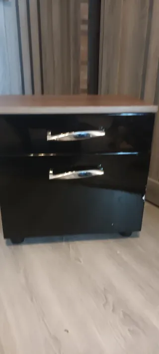 Mueble de noche negro con 2 cajones