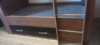 Mueble de noche negro con 2 cajones