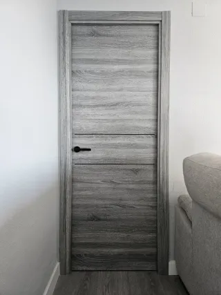 Puerta gris con tirador negro