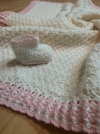 Conjunto artesanal bebé: botita y manta