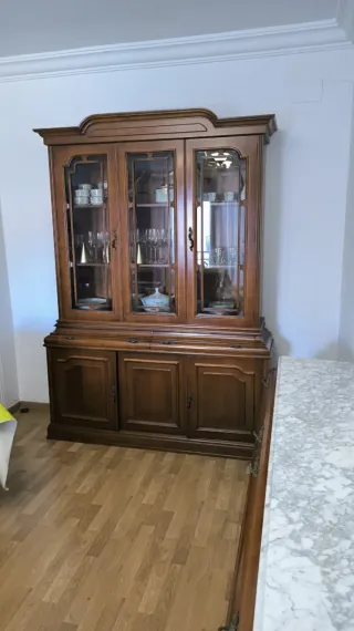 Vitrina de madera y cristal