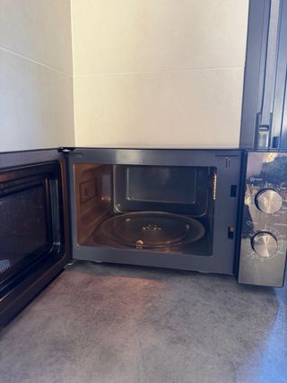 Microondas Koenic KMW2221 B con Grill