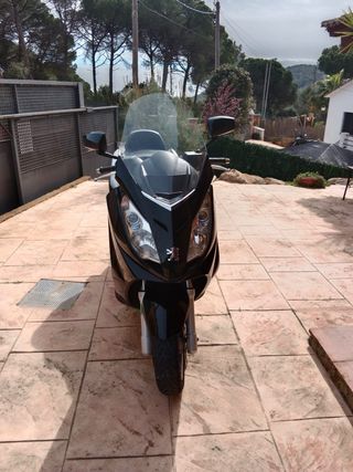 Maxi Scooter Negra y Plateada peugeot satelis