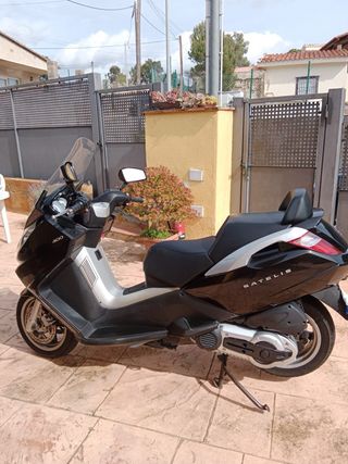 Maxi Scooter Negra y Plateada peugeot satelis