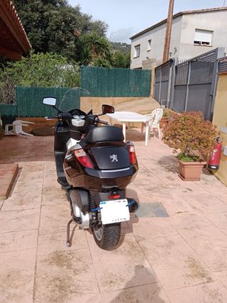 Maxi Scooter Negra y Plateada peugeot satelis