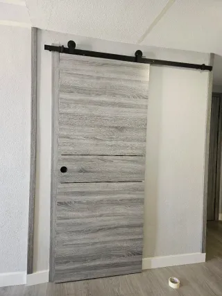 Puerta corredera gris con riel