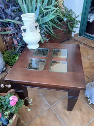 Mesa de madera con florero de cerámica