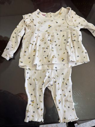 Se regala Ropita de bebé 0-3 y leotardos de 000