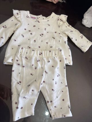 Se regala Ropita de bebé 0-3 y leotardos de 000