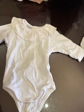 Se regala Ropita de bebé 0-3 y leotardos de 000