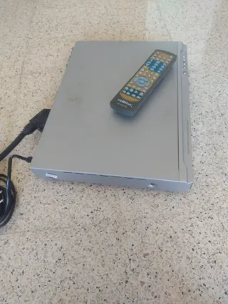 Reproductor DVD Sigmatek con Mando y Cables