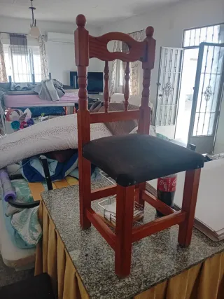 Sillas de madera maciza hay 13 sillas