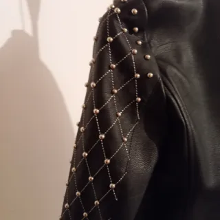 Chaqueta de piel mujer con tachuelas