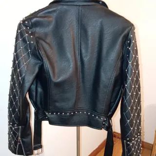 Chaqueta de piel mujer con tachuelas