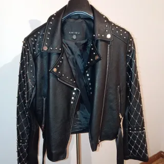 Chaqueta de piel mujer con tachuelas