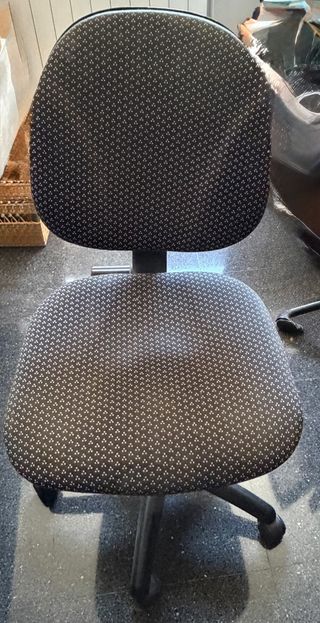 Silla de oficina negra y gris