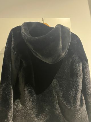 Abrigo de pelo negro con capucha