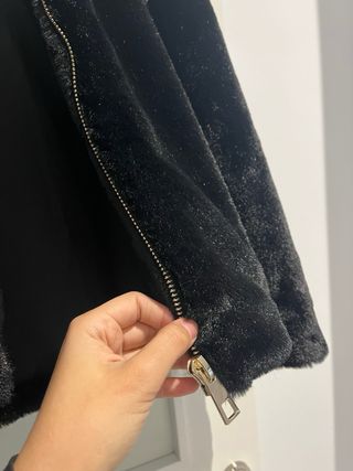 Abrigo de pelo negro con capucha