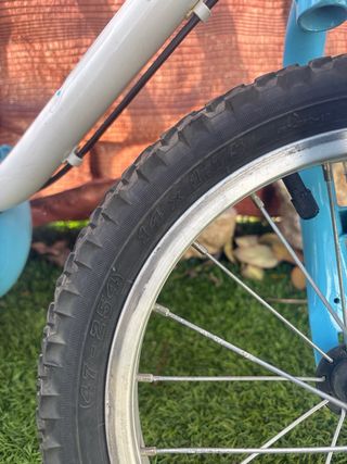 Bicicleta infantil Btwin azul y blanca