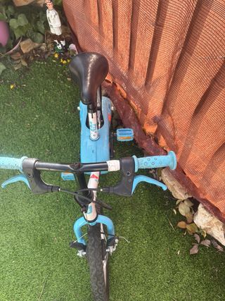 Bicicleta infantil Btwin azul y blanca