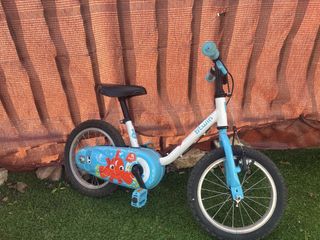 Bicicleta infantil Btwin azul y blanca