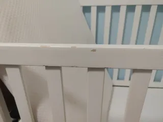 Cuna de bebé blanca con colchón