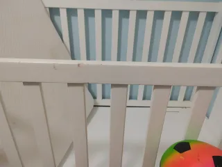 Cuna de bebé blanca con colchón