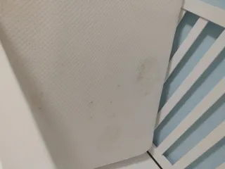 Cuna de bebé blanca con colchón