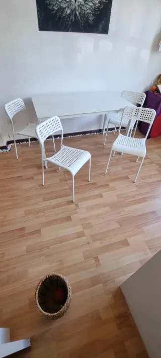 Lote Mesa y 4 Sillas Blancas