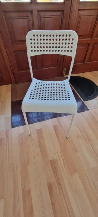 Lote Mesa y 4 Sillas Blancas