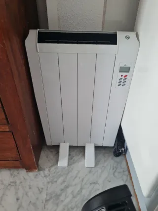 Radiador eléctrico blanco marca OK.