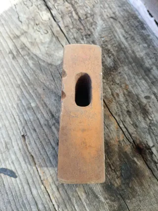 Martillo antiguo con marcaje revólver?