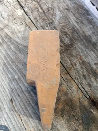 Martillo antiguo con marcaje revólver?