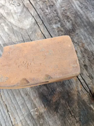 Martillo antiguo con marcaje revólver?