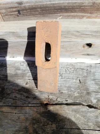 Martillo antiguo con marcaje revólver?