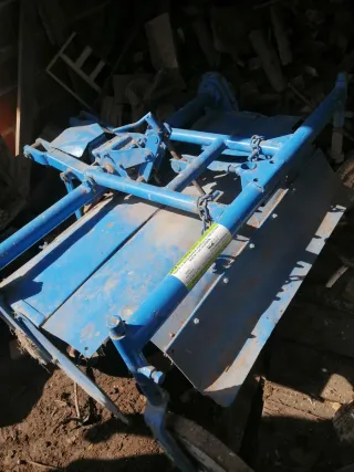 Rotavator azul para tractor pequeño