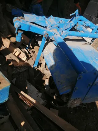 Rotavator azul para tractor pequeño