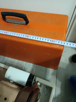 Máquina de coser Singer antigua con maleta