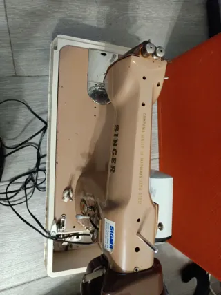 Máquina de coser Singer antigua con maleta