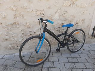 Bicicleta negra y azul