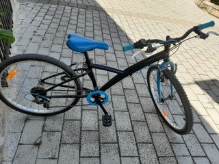 Bicicleta negra y azul