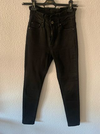 Pantalón pitillo negro tiro alto