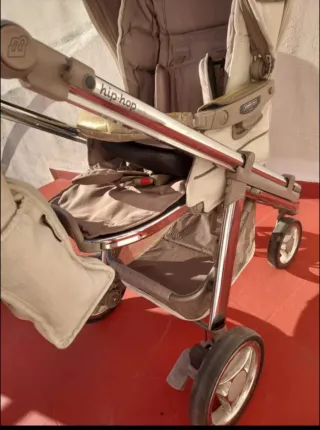 Carro de bebé blanco y gris