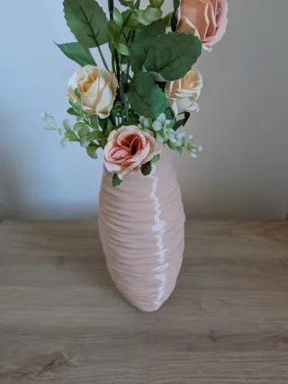 Jarrón moderno rosa diseño elegante con relieve