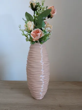 Jarrón moderno rosa diseño elegante con relieve