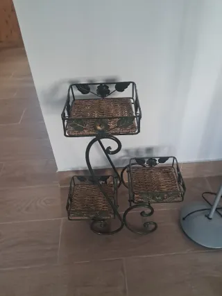 Mueble expositor metal y mimbre