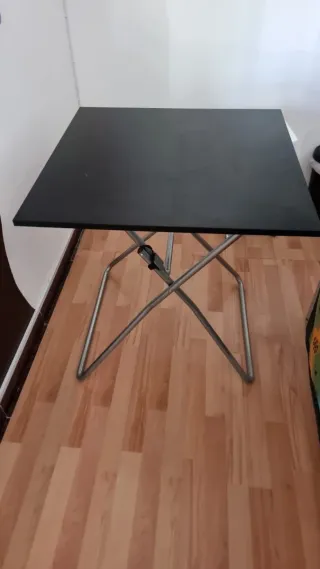 Mesa plegable negra y plateada