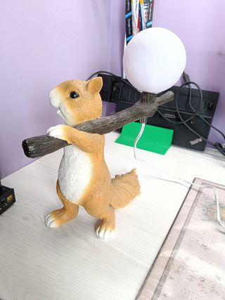 Lampada da tavolo comodino forma scoiattolo resina